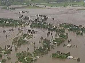 Жертвите на наводненията в Австралия са най-малко 18