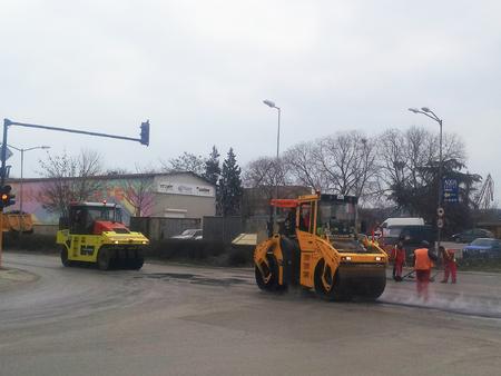снимка 4 Във Варна кърпят дупки като за последно
