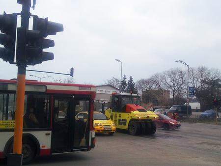 снимка 5 Във Варна кърпят дупки като за последно