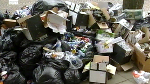 Поглед към софийските улици, които са заринати с боклук