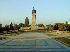 антифашисти паметника съветската армия
