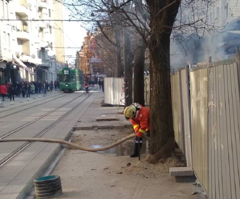 снимка 1 Движението на площад Славейков бе затруднено заради пожар