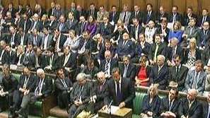 Британският парламент заседава извънредно