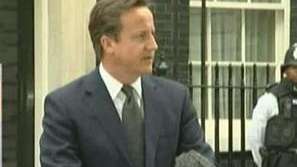 Британците не одобряват реакцията на Камерън