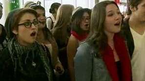 Коледни песни на летище