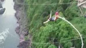 Момиче оцеля при бънджи-скок, след като въжето се скъса
