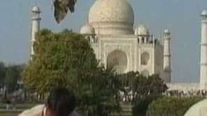 Зелена светлина: Липсата на вода разрушава Тадж Махал