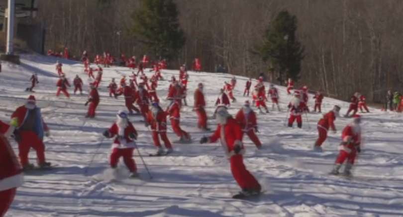 150 скиори и сноубордисти, преоблечени като Дядо Коледа се спускаха по пистите в