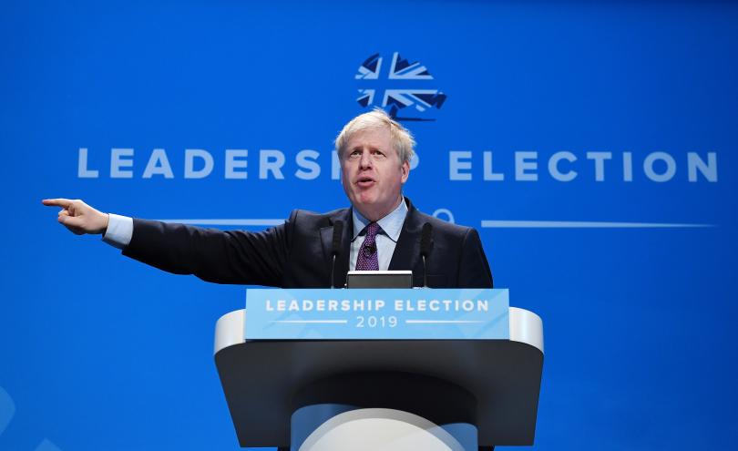 Във Великобритания докато се бори за лидерския пост на торите