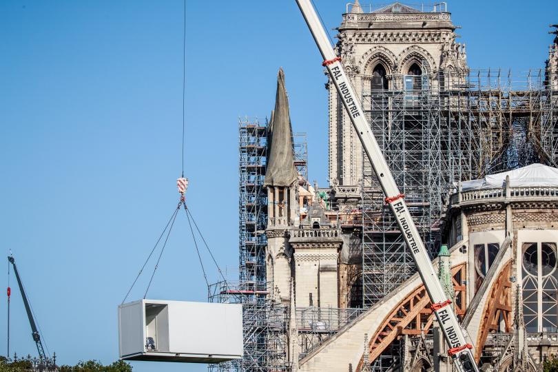 В Париж възобновиха работата по възстановяването на катедралата Нотр Дам
