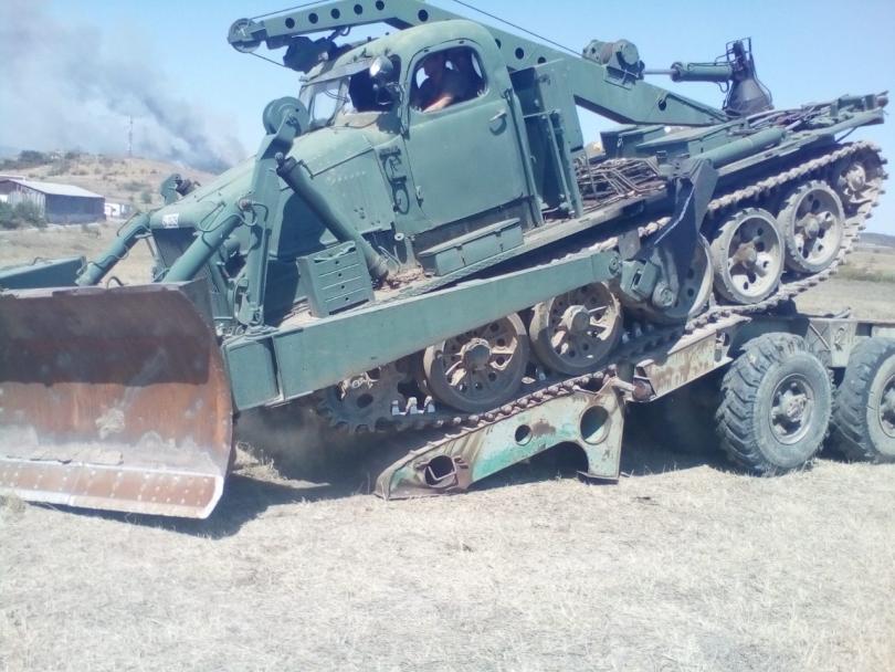 Продължава гасенето на пожара който избухна между три села край