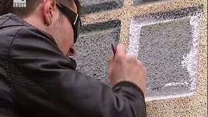 Майстор на графити рисува в подлез