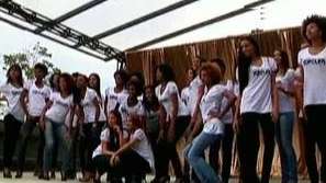 Жизел Бюндхен откри конкурс за манекенки от фавелите