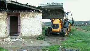 Роми изселени в изоставен завод