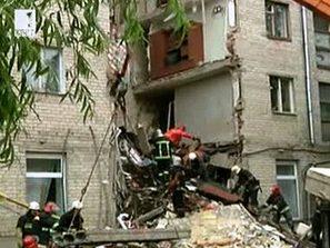 Двама души загинаха при рухването на сграда в Украйна