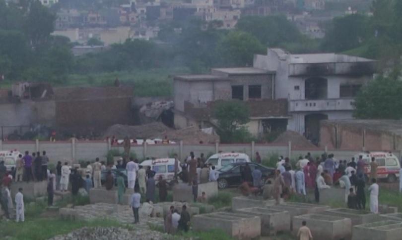 Най малко 17 души загинаха след като военен самолет се разби