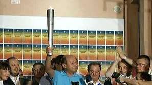 Бъсеску оцеля след референдум