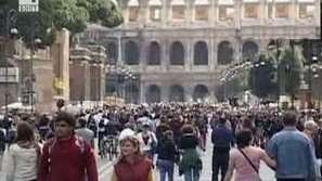 Колизеумът в Рим се накланя