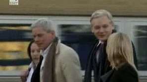 Аферата Асандж се заплита