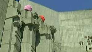 Паметникът на съветската армия във Варна осъмна с качулки