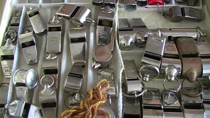 Адвокат прави колекция от свирки за Гинес