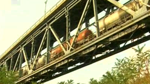 Роми режат Дунав мост за скрап