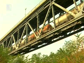 роми режат дунав мост скрап