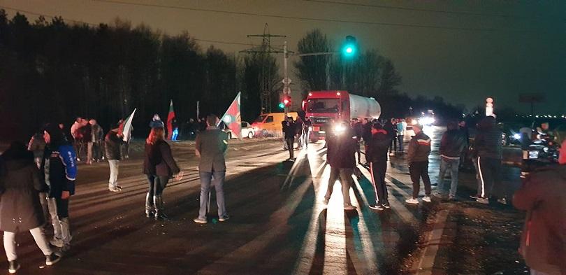 Жители на Нови Искър блокираха Околовръстното на София