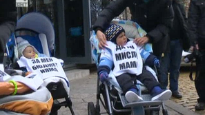 Протест на майки за детските надбавки