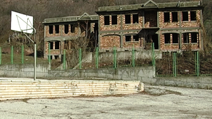 Опасна сграда край училище