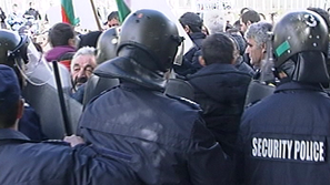 Протестиращи блокираха главен път Е-79