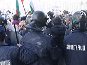 протестиращи блокираха главен път