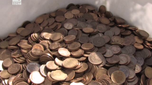 Жена плати сметката за ток с жълти стотинки