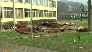 Бурен вятър събори покрива на училище в Кричим
