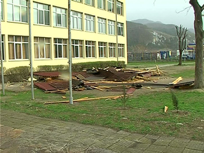 бурен вятър събори покрива училище кричим