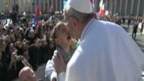 Папата целуна дете по време на интронизацията си