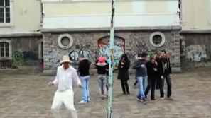 Уволниха библиотекарка заради Харлем шейк