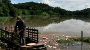 Зелена светлина: Битката на Роберто да Силва с плаващата пастмаса по река Тиете