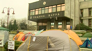 Продължават протестите пред община Варна