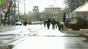 Подземни контейнери и розови кестени на столичната Витошка