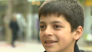 Ученик на Астор показва своите фокуси на улицата