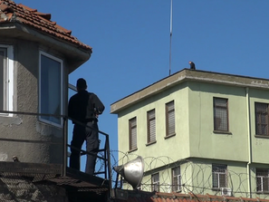 затворникът бургаския затвор слезе покрива