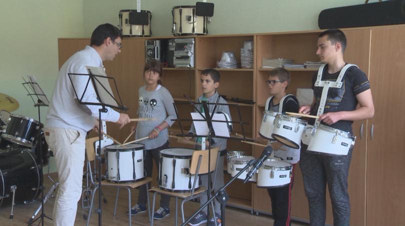 Извънредни уроци: С оркестър и мажоретки срещу агресията