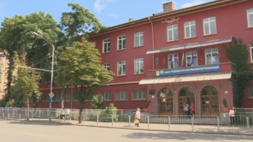 Решават наказанието на ритналия учителката си младеж