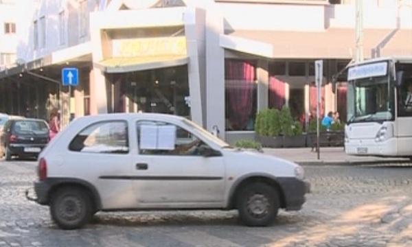 Художник остави старата си запорирана кола пред банка