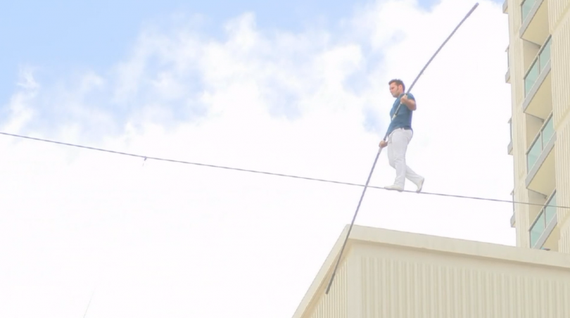 Акробат извървя разстоянието между два хотела върху тънко въже