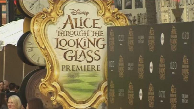 Тим Бъртън екранизира и Алиса в огледалния свят