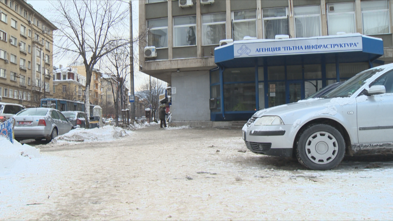снимка 1 Столичната община почисти тротоара пред сградата си след репортаж на БНТ