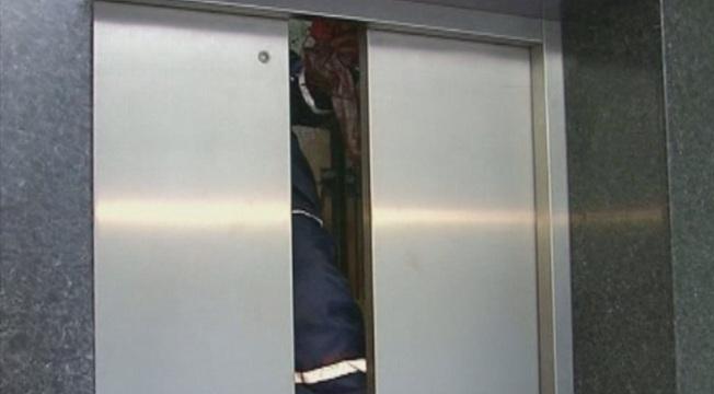 Асансьор с осем души пропадна два етажа