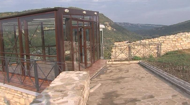 Стъклен асансьор вози туристи до крепостта „Трапезица”